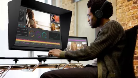 Dell up3221q  lifestyle