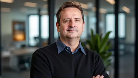 Updated headshot nick hoar