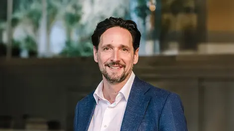 New peter philipp cropped headshot